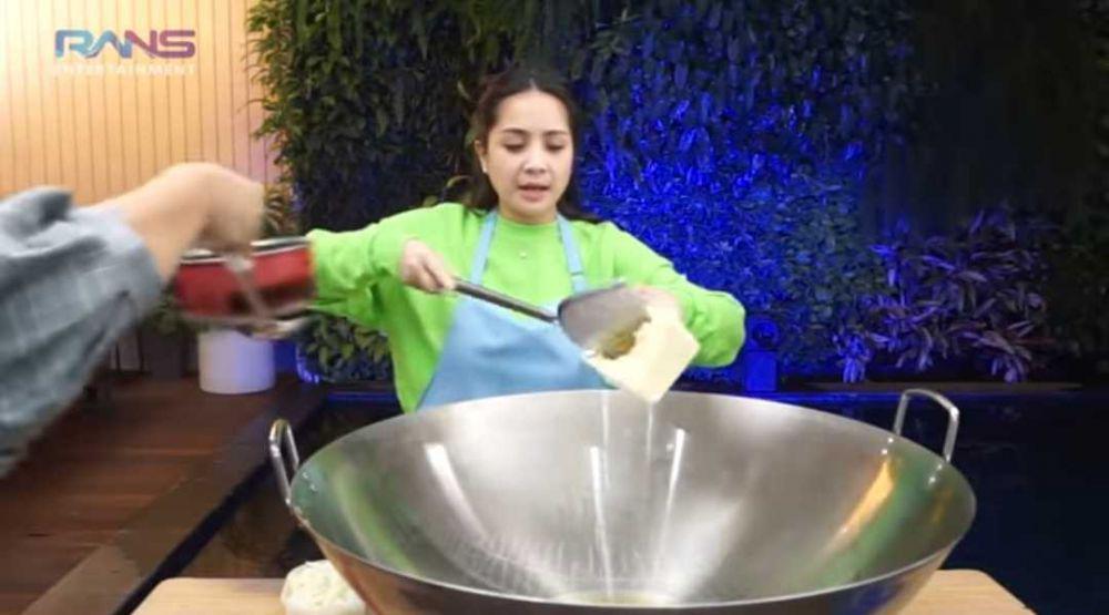 9 Potret Nagita Slavina Masak Makanan Sahur  untuk Tukang Saat Hamil