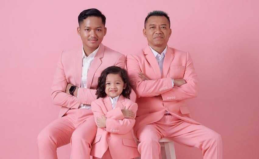 Potret 9 Artis Pria Pakai Outfit Kembar dengan Sang Anak, Kompak Abis!