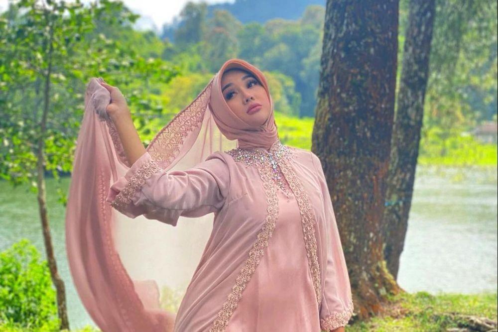 Rilis Lagu Religi, 10 Potret Lucinta Luna saat Berhijab
