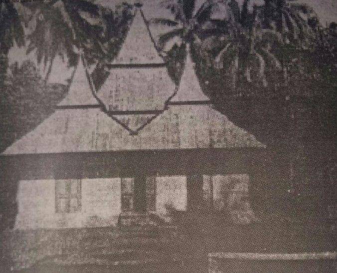 Foto Masjid Jami' Tua Bua pada dekade 1940-an, salah satu masjid tertua Sulawesi Selatan yang berada di Kabupaten Luwu. (Dok. Pemerintah Desa Tanarigella)
