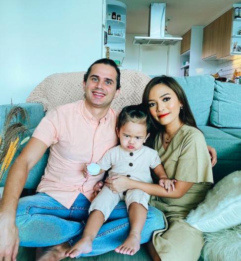 Jalani Operasi Angkat Rahim, 10 Potret Mesra Rachel Goddard dan Suami