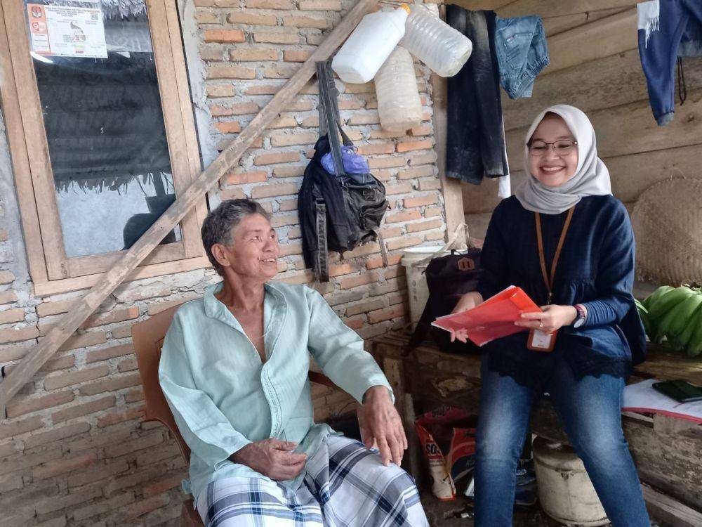 Mantri BRI bernama Usra mengunjungi nasabahnya. (Dok. BRI)