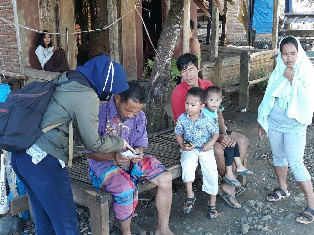 Mantri BRI Usra mengunjungi nasabahnya. (Dok. BRI)