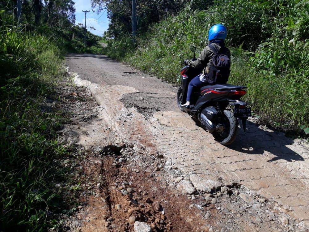 Mantri BRI bernama Usra mengunjungi nasabahnya. (Dok. BRI)