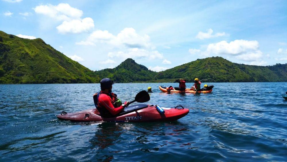 Kayaker Eksplorasi Toba Menemukan Batuan Unik di Kaldera Geopark Toba