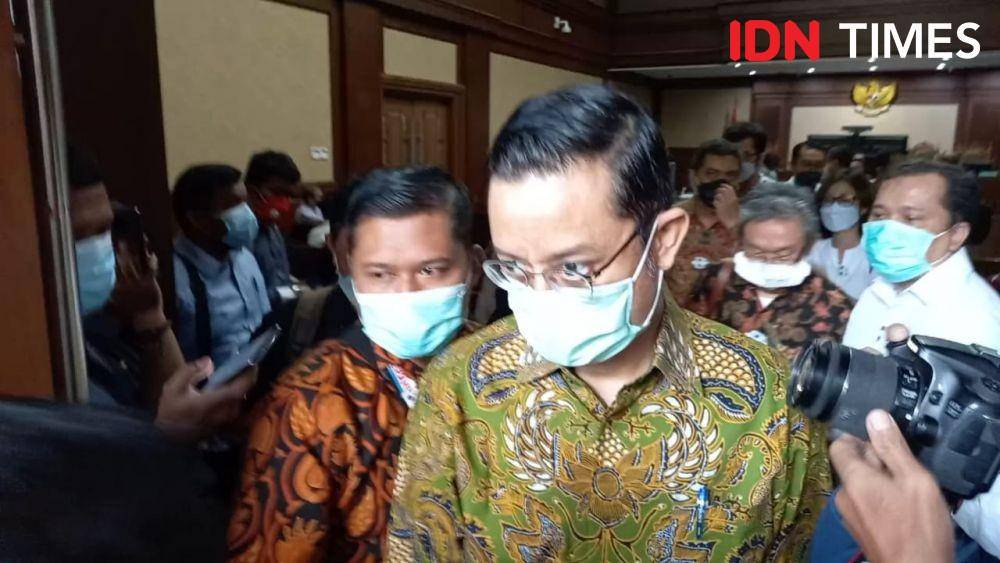 Mantan Menteri Sosial Juliari Batubara jalani persidangan pada Rabu (21/4/2021). (IDN Times/Aryodamar)