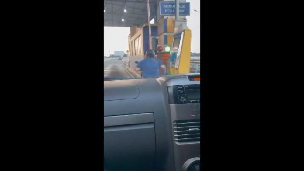 [CEK FAKTA] Viral Emak-emak Naik Motor Masuk ke Tol Dalam Kota