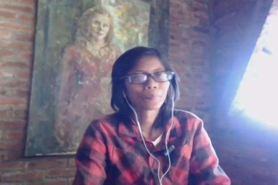 Pemohon I Dwi Pertiwi dalam sidang perkara permohonan uji materil pasal pelarangan narkotika golongan I untuk pelayanan kesehatan, Rabu (21/4/2021). (youtube.com/Mahkamah Konstitusi RI)