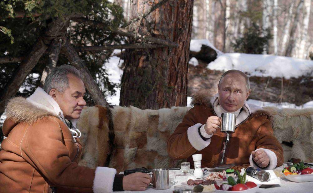 Sergei Shoigu (Menhan Rusia) dengan Vladimir Putin (Presiden Rusia) (Twitter.com/MFA Russia)