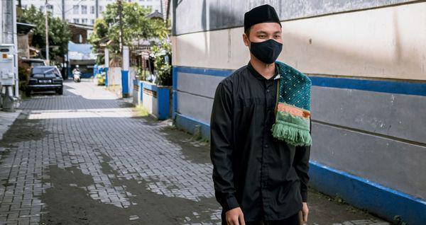 5 Tips Padu Padan Baju Koko Hitam untuk Pria agar Tampil Lebih Keren