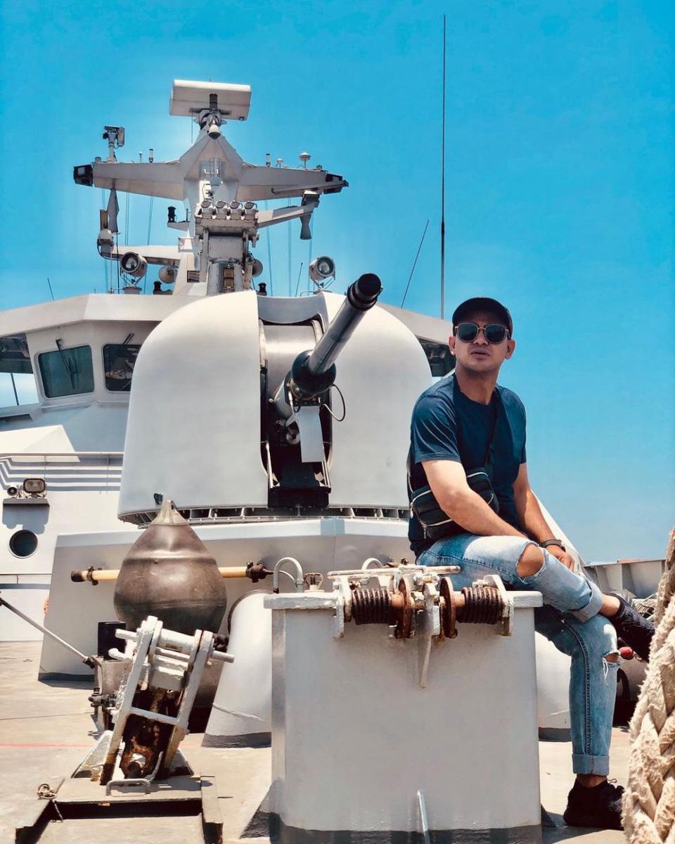 9 Inspirasi OOTD Hangout yang Simpel ala Suami Avi Basalamah, Ramzi