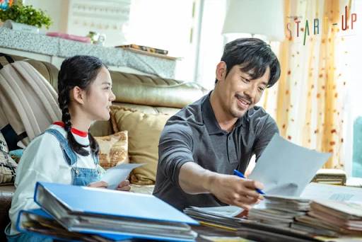 Orang sedang membaca (kdramadiary.com)