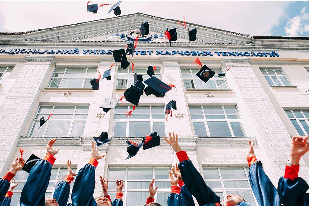 ilustrasi wisuda (unsplash.com/Vasily Koloda)