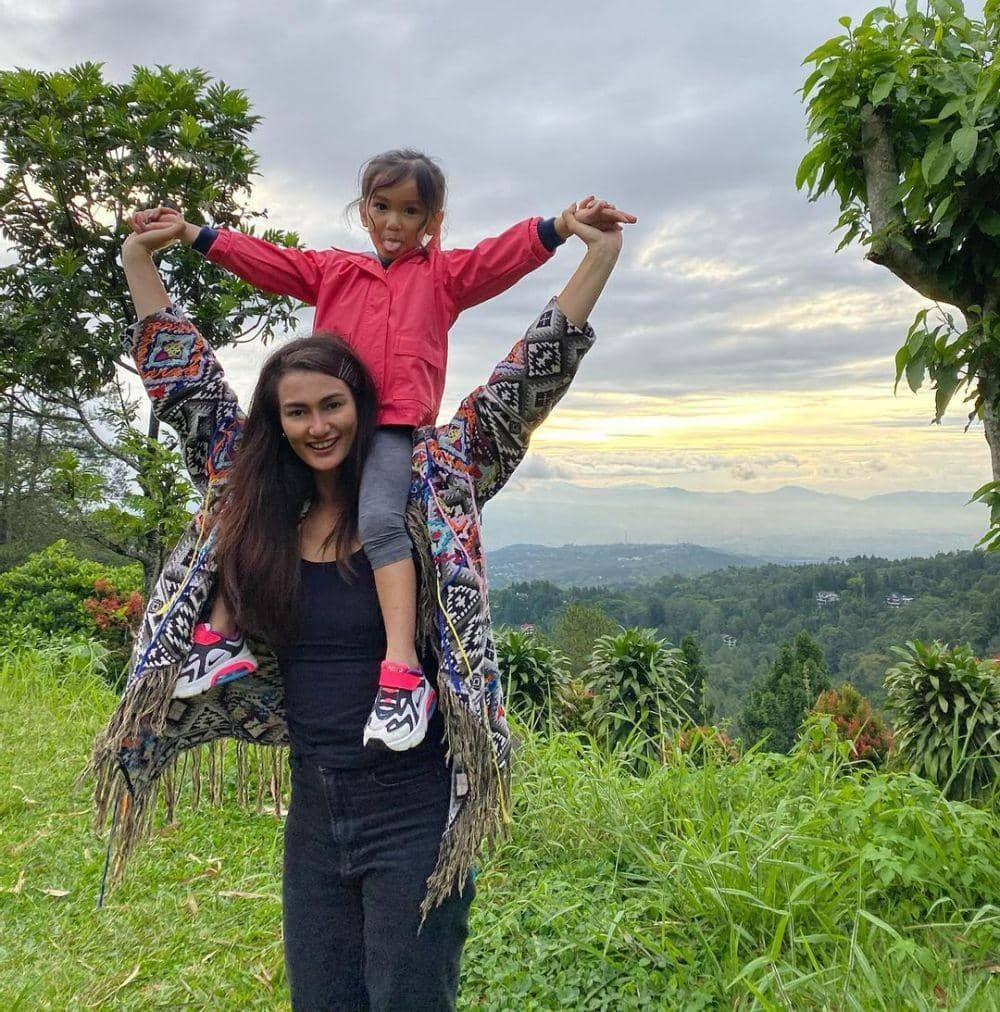 Atiqah Hasiholan (atiqahhasiholan)