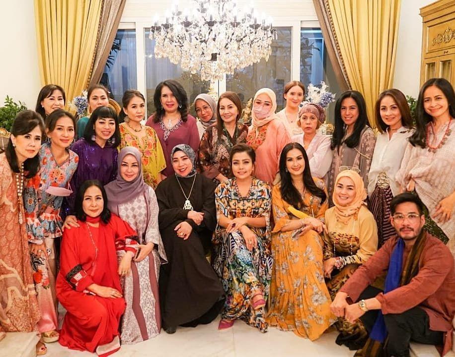 Bertabur Artis dan Sosialita, 10 Potret Acara Bukber Geng Mayangsari