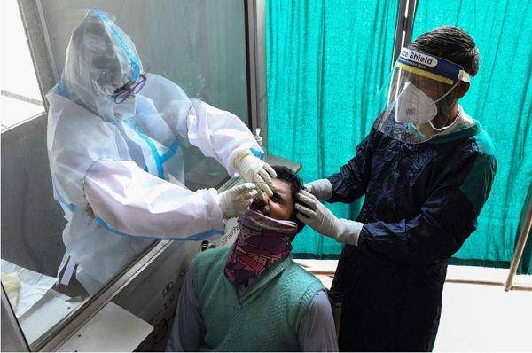 Beberapa warga di India menjalani pemeriksaan swab test. (Twitter.com/PranshuParasha4)