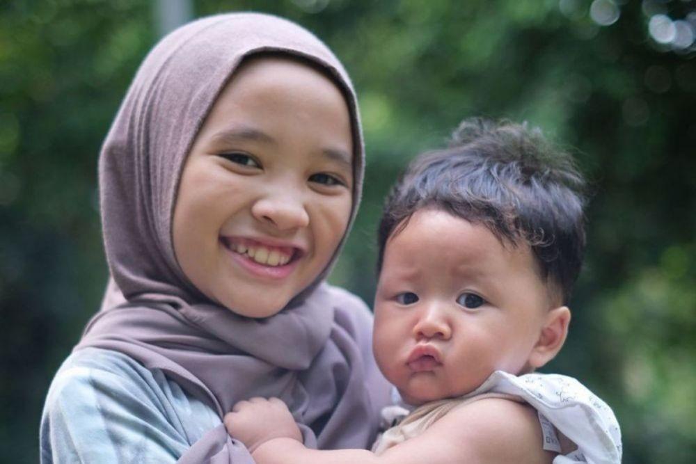 10 Potret Kana Sybilla, Anak Zaskia Adya Mecca saat Telaten Jaga Adik