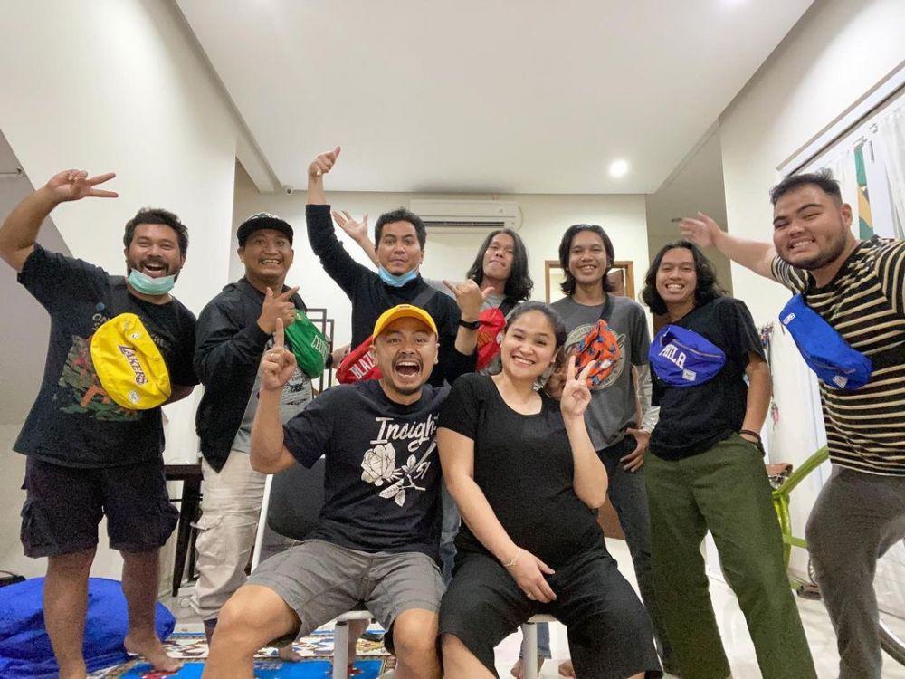 Dikenal Kocak, 9 Potret Wendy Cagur yang Aslinya Family Man Abis