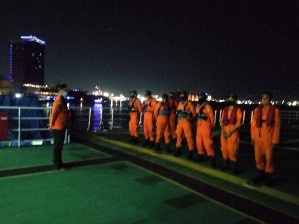 Personel Basarnas Sulsel di atas KN Kamajaya dalam persiapan pemberangkatan bantu pencarian KRI Nanggala-402 yang hilang/Basarnas Sulsel
