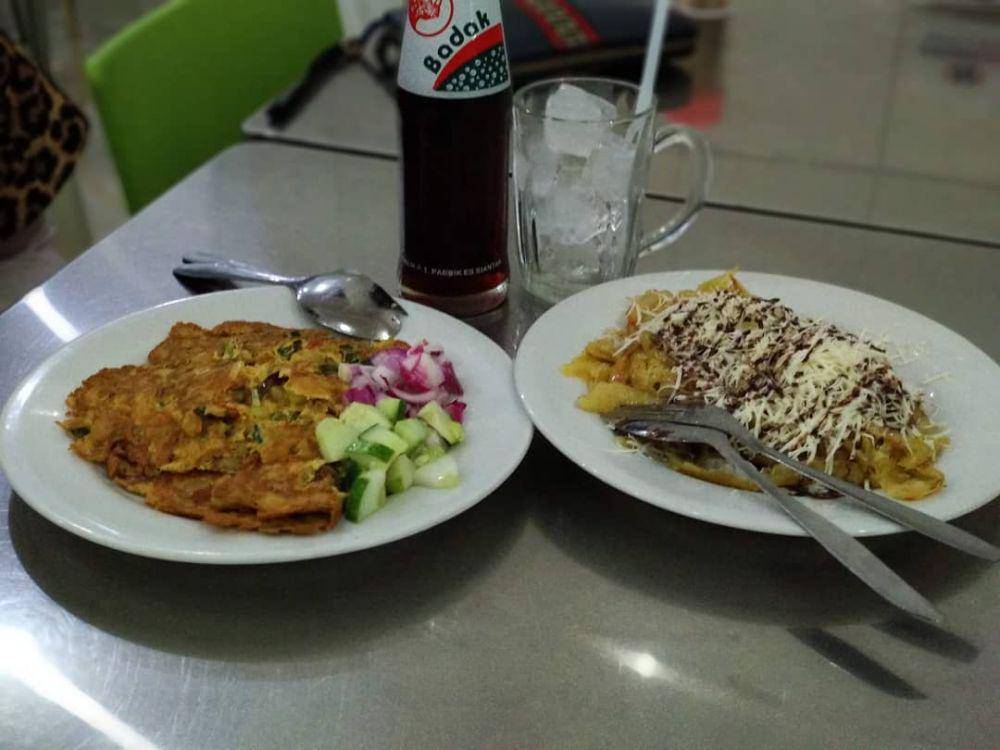 Hidangan martabak telur ditemani minuman cap badak (instagram.com/kulinerindiasiantar)