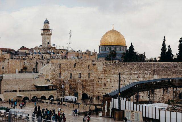 Dome of the rock, salah satu peninggalan Dinasti Umayyah (unsplash.com/laurasiegal)