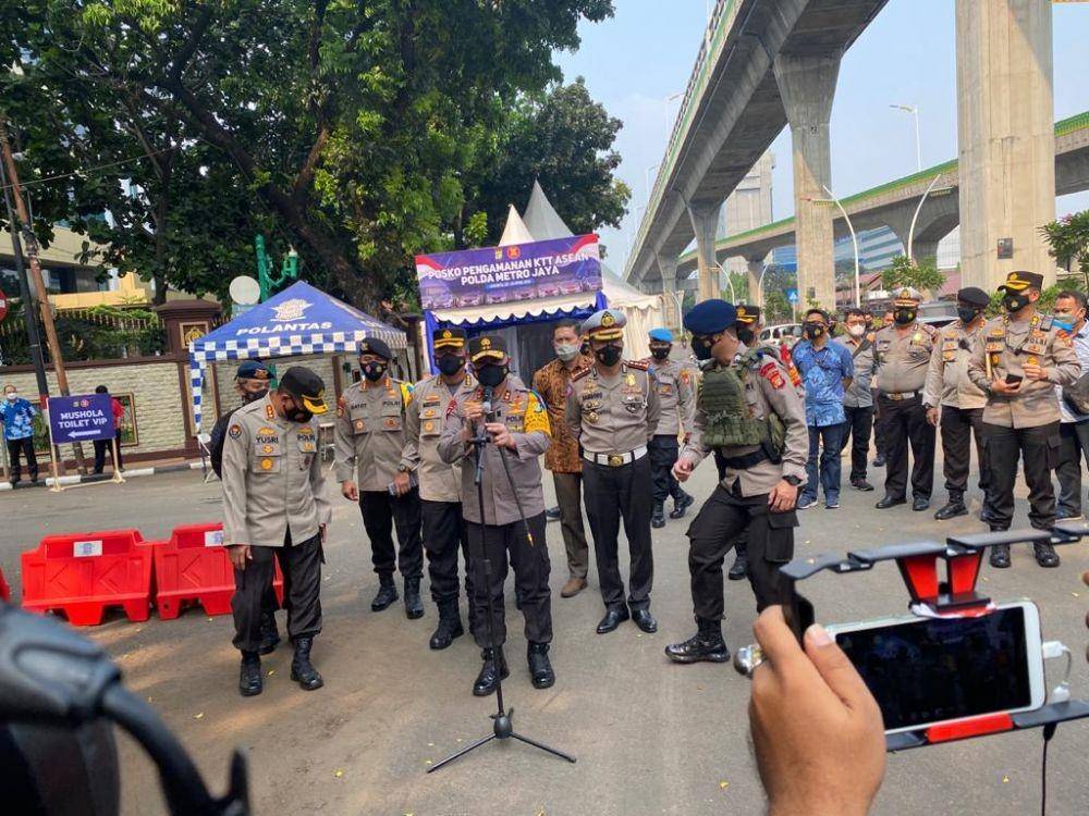 Kapolda Metro Jaya Fadil Imran melakukan pemeriksaan pengamanan menjelang KTT ASEAN di Centrale Stichting Wederopbouw (CSW) Jakarta. (dok. Humas Polda Metro)