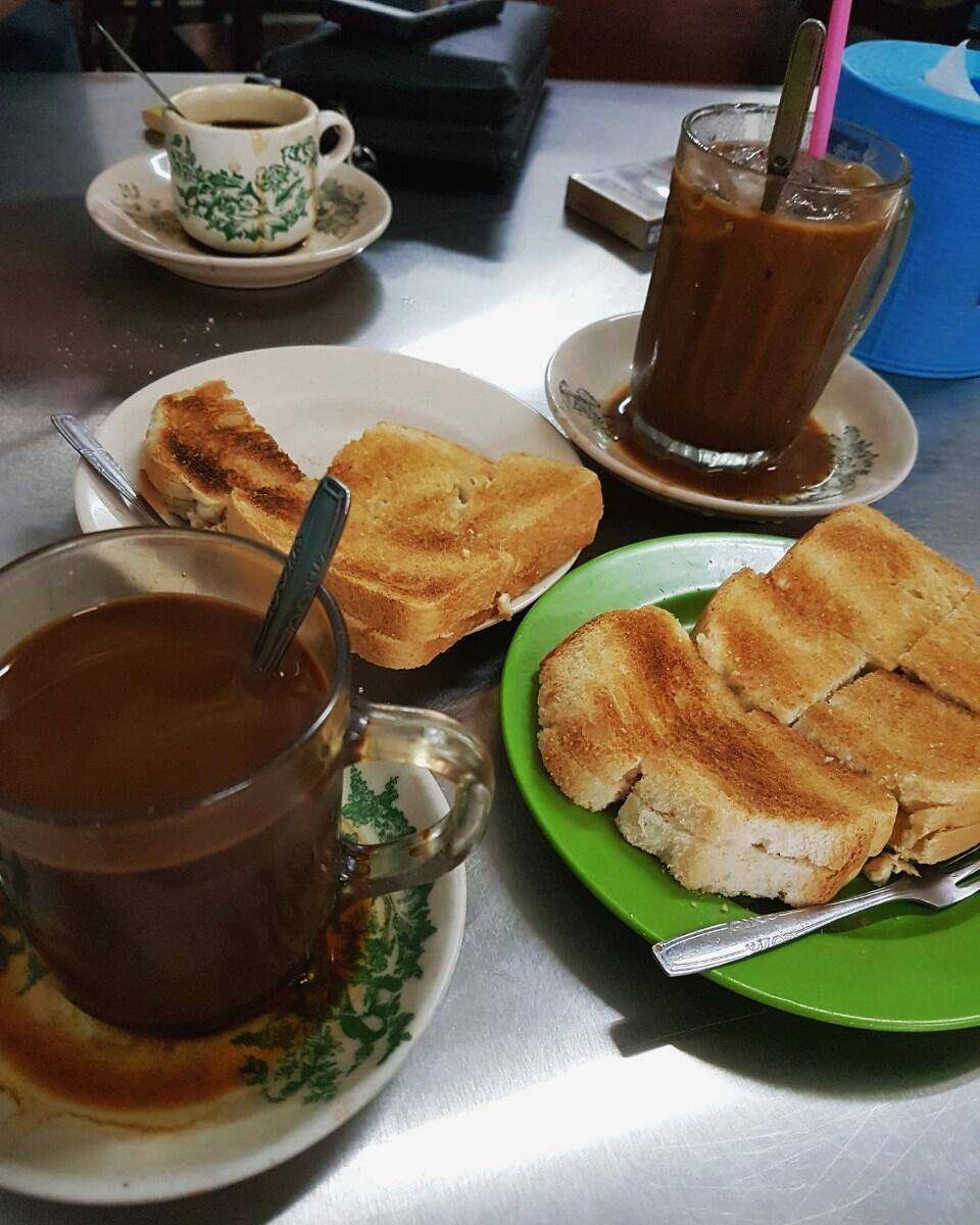 Suguhan kopi dan roti khas Kedai Kopi Sedap (instagram.com/yoeli_sitoruspane)