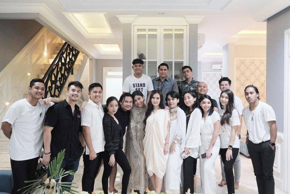 Bukber sekaligus ultah Sarah Gibson. (instagram.com/keanuagl)