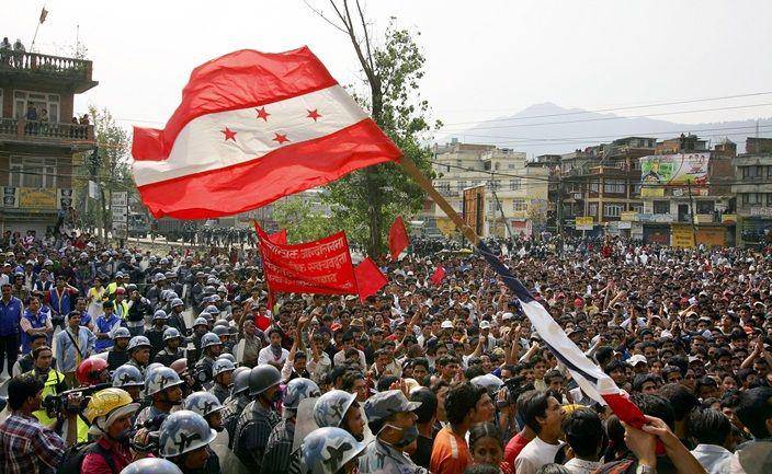 Demonstrasi menentang kepemimpinan Raja Gyanendra pada tahun 2006 (nawayug.com)