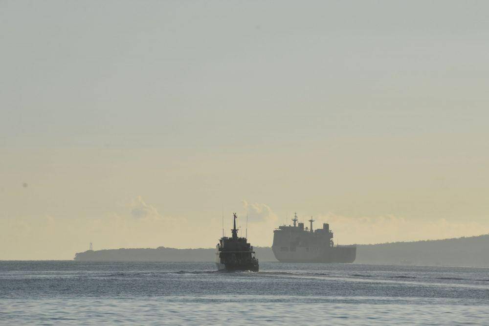 KRI dr Soeharso 990 (kanan) dan KAL Rajegwesi (kiri) berlayar di Pelabuhan Tanjung Wangi, Banyuwangi, Jawa Timur, Sabtu (24/4/2021). kedua kapal tersebut kembali ke perairan Bali untuk memulai pencarian KRI Nanggala-402 yang hilang kontak saat menggelar latihan penembakan di utara Bali pada Rabu (21/4/2021) (ANTARA FOTO/Zabur Karuru)