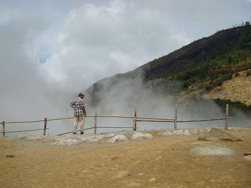 Kawah Sikidang (commons.wikimedia.org)