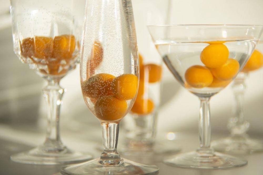 ilustrasi jeruk kimkit atau kumquat dalam air (pexels.com/Jill Burrow)