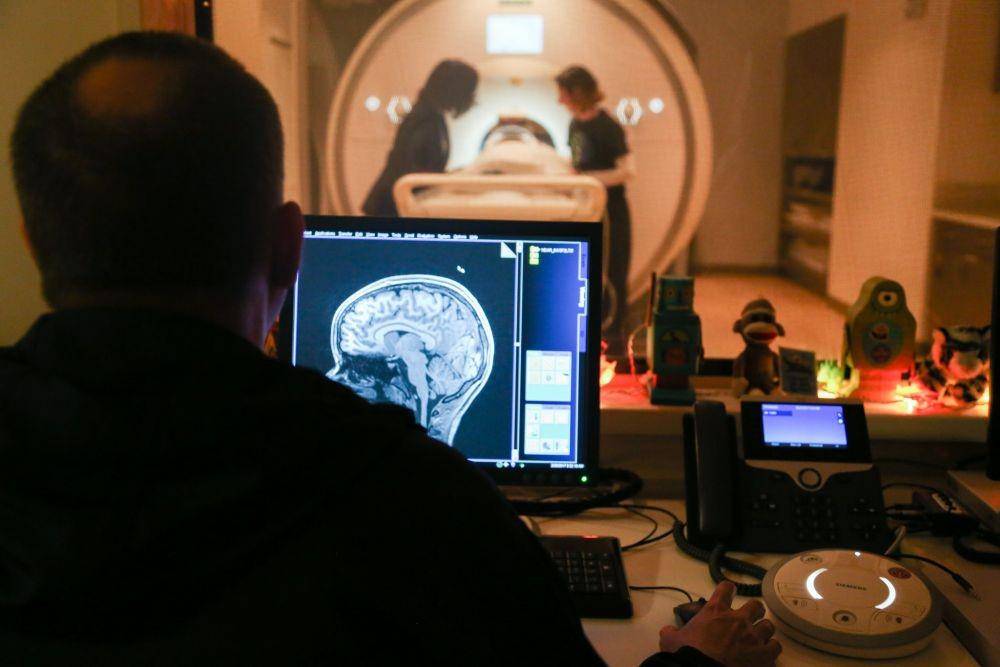 ilustrasi diagnosis sakit kepala dengan MRI (flickr.com/Florida International University)