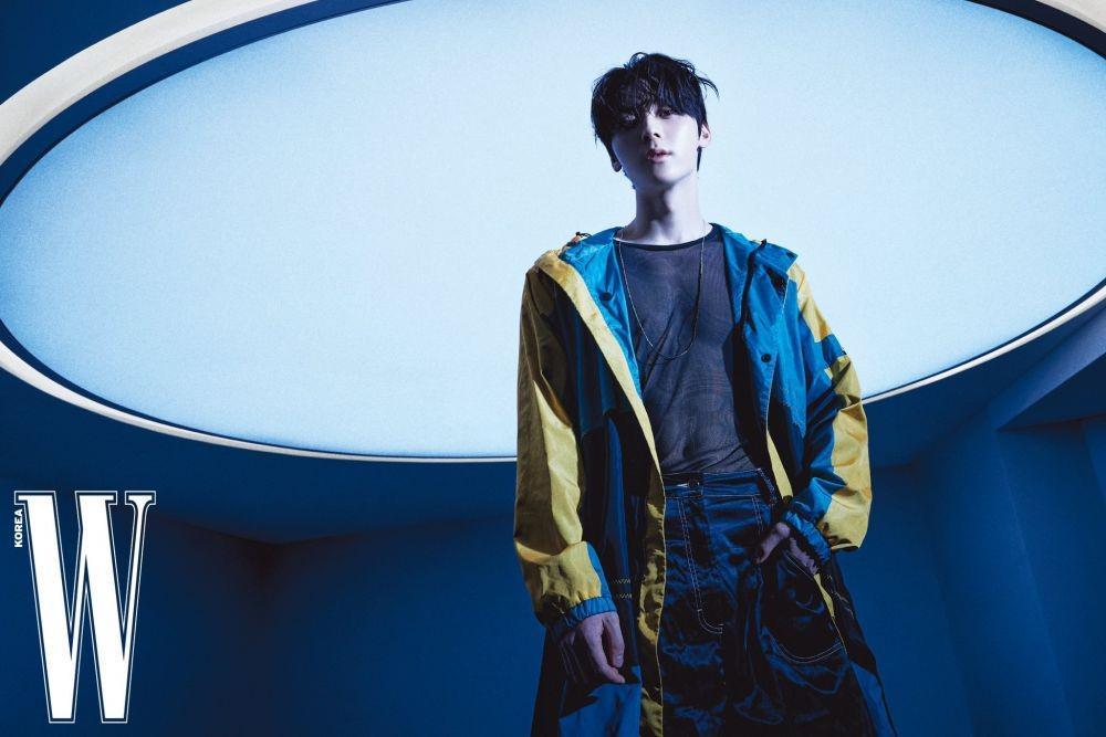 Tampil Fierce, 9 Pesona Kece Minhyun NU'EST di Pemotretan W Korea