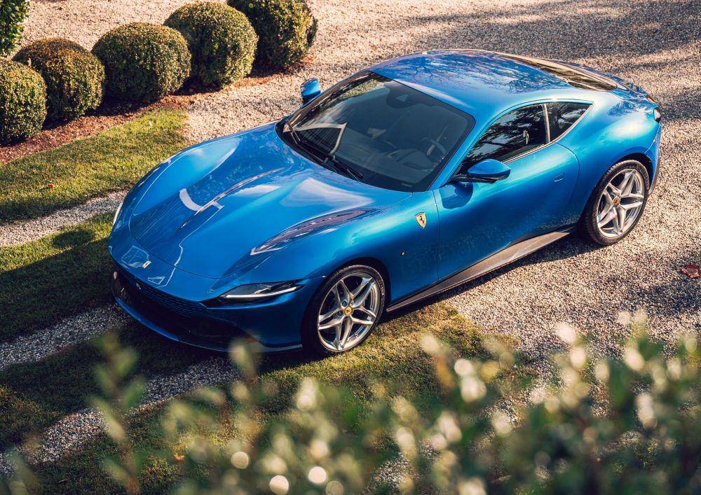 Meski telah dirilis secara global sejak tahun 2020 lalu, Ferrari Roma baru dipasarkan dan sampai ke tangan konsumen pada tahun 2021. (architecturaldigest.com)