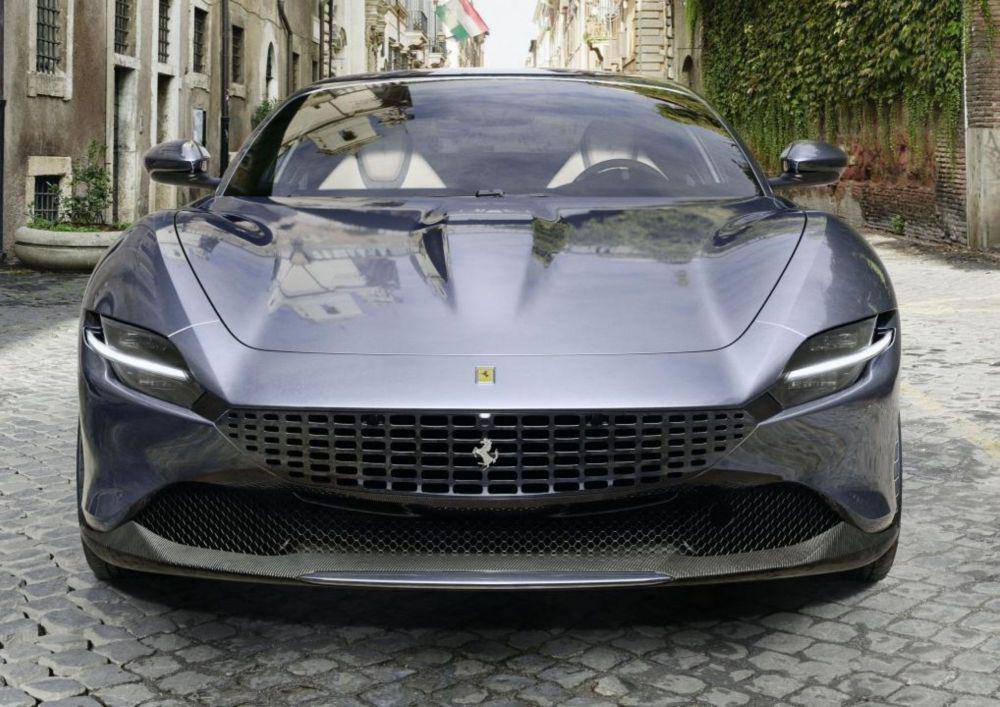 Di dalam kap mesin yang panjang Ferrari Roma, terdapat mesin V8 3.900 liter turbocharged (topgear.com)