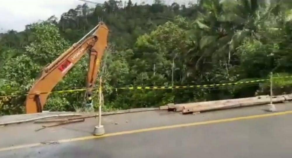Waspada! Ada Jalan Amblas di Pekon Semaka, Tanggamus