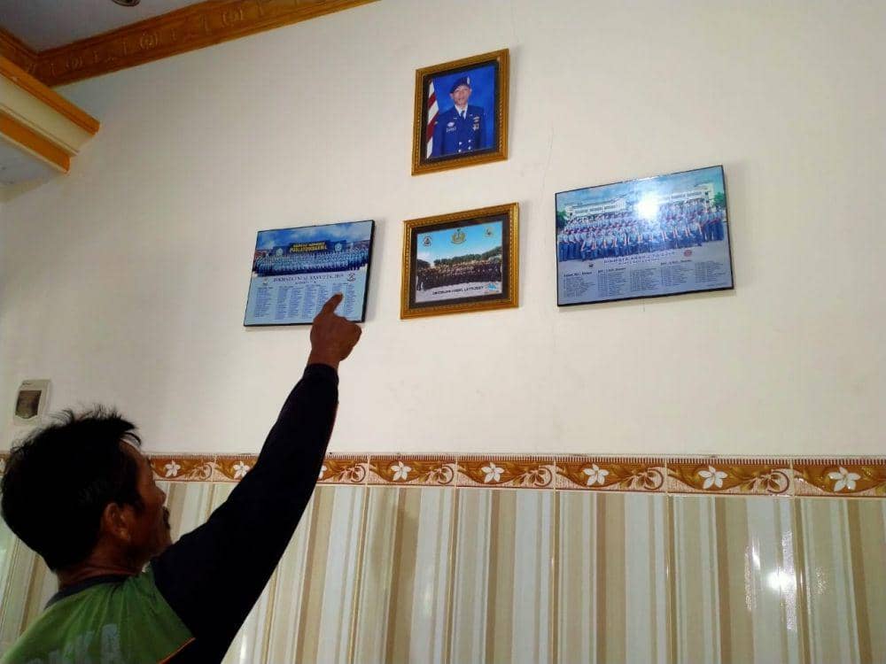 Keluarga menunjukkan foto Kls Nav Deni Richi Sambudi. IDN Times/Zainul Arifin
