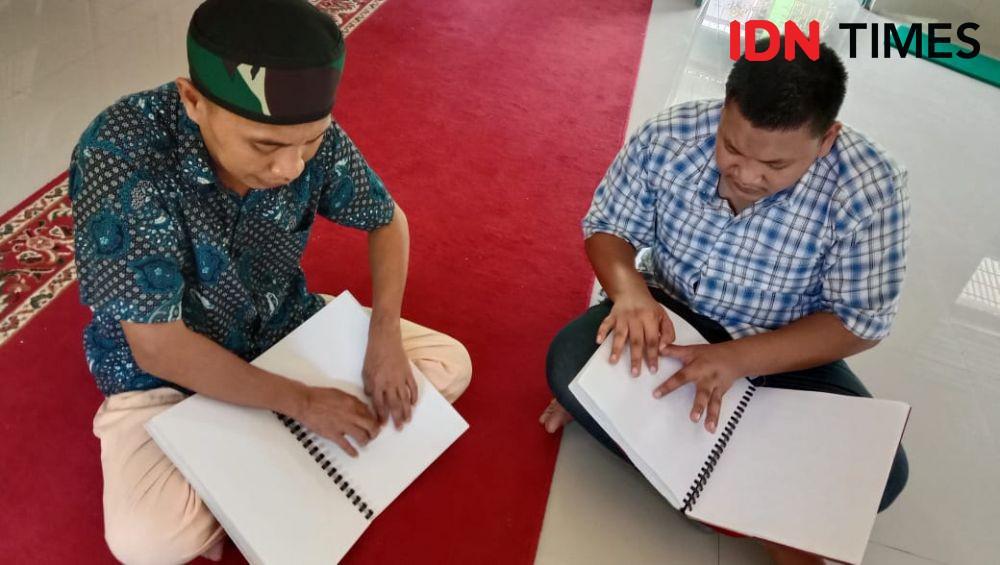Siswa Tunanetra di Makassar Tadarus dengan Alquran Braille, Khusyuk!