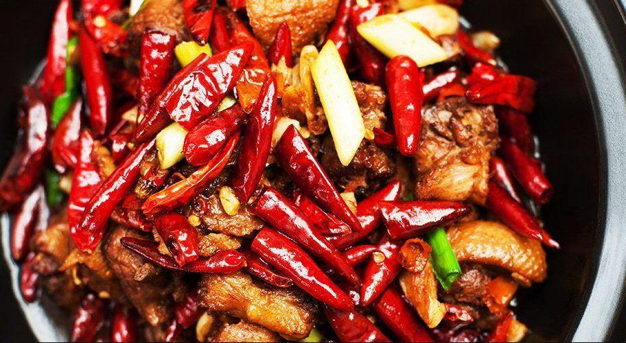 Tanda-tanda Tubuh Kamu Minta Berhenti Menyantap Makanan Pedas