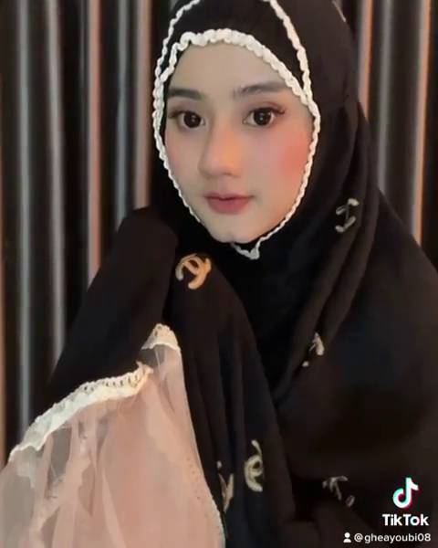 Potret terbaru Ghea Youbi pakai hijab (Instagram.com/gheayoubi)