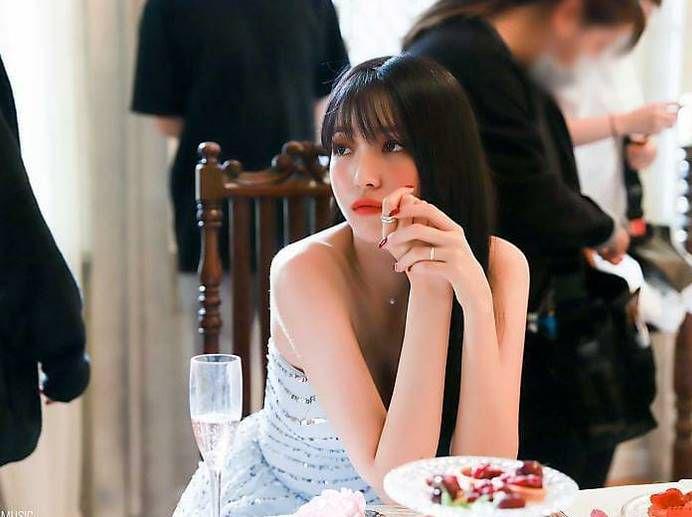 Pirang ke Hitam, 9 Visual Sowon GFriend dengan Berbagai Warna Rambut!
