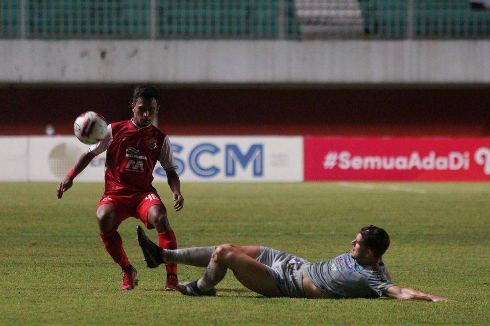 Pesepak bola Persija Jakarta Osvaldo Haay (kiri) berebut bola dengan pesepak bola Persib Bandung Kuipers (kanan) saat pertandingan Final Pertama Piala Menpora 2021 di stadion Maguwoharjo, Sleman, Yogyakarta, Kamis (22/4/2021). (ANTARA FOTO/Andreas Fitri Atmoko)