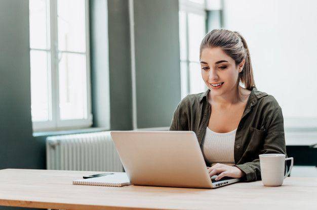 ilustrasi install aplikasi WhatsApp di laptop (freepik.com)