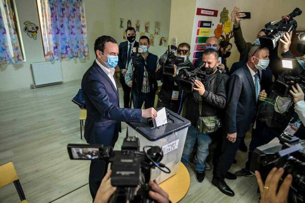 PM Kosovo Albin Kurti saat hadiri pemilu Albania. (twitter.com/iehutin)