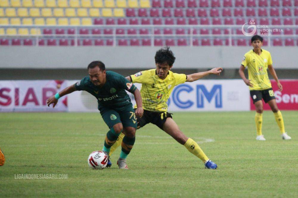 Gelandang Barito, Muhammad Luthfi Kamal (kanan) berbebut bola dengan pemain Persikabo. (ligaindonesiabaru.com).
