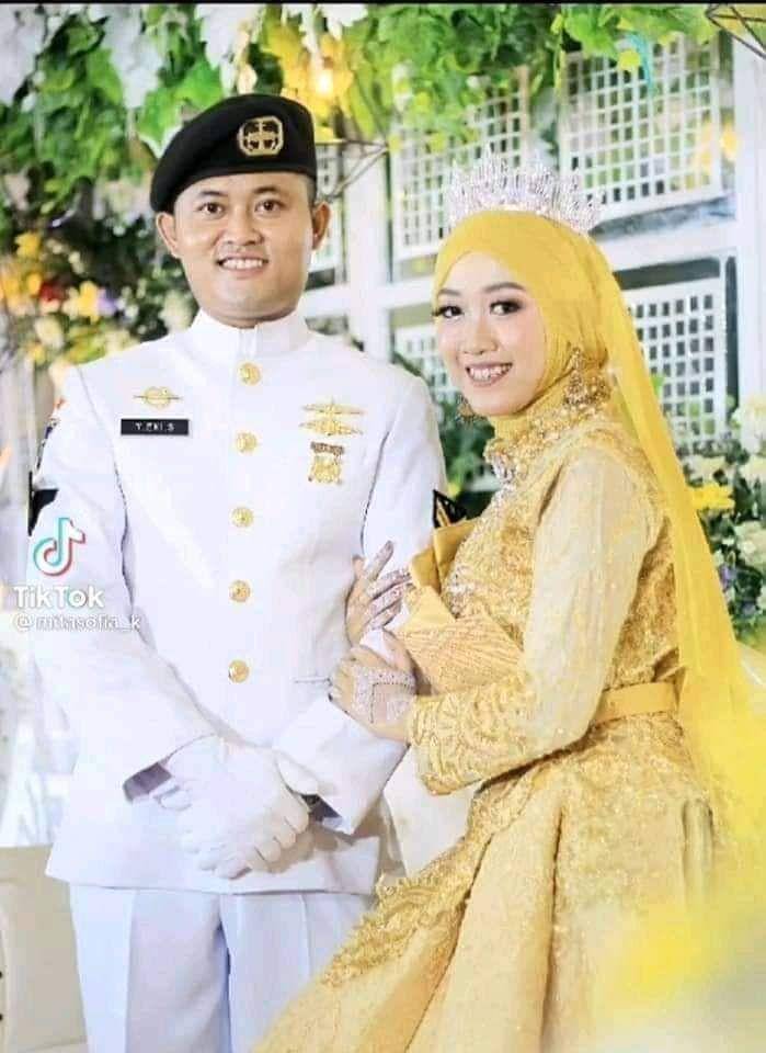 Foto : Sertu Yoto Eki Kurniawan bersama istri di momen pernikahan/ IDN Times, Istimewa