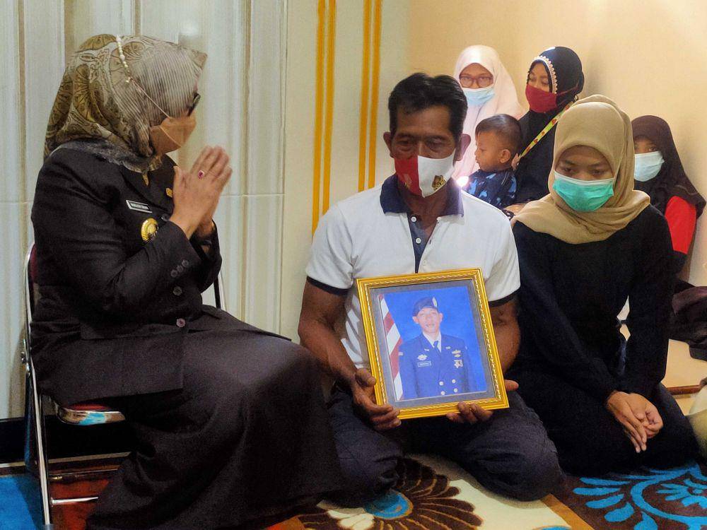 Bupati Jombang di rumah keluarga Kru Nanggala-402. Zainul A