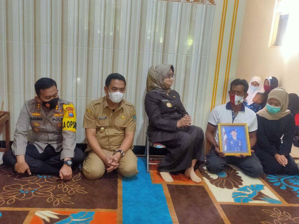 Forkopimda Jombang mengunjungi keluarga Deni Richi. Zainul A