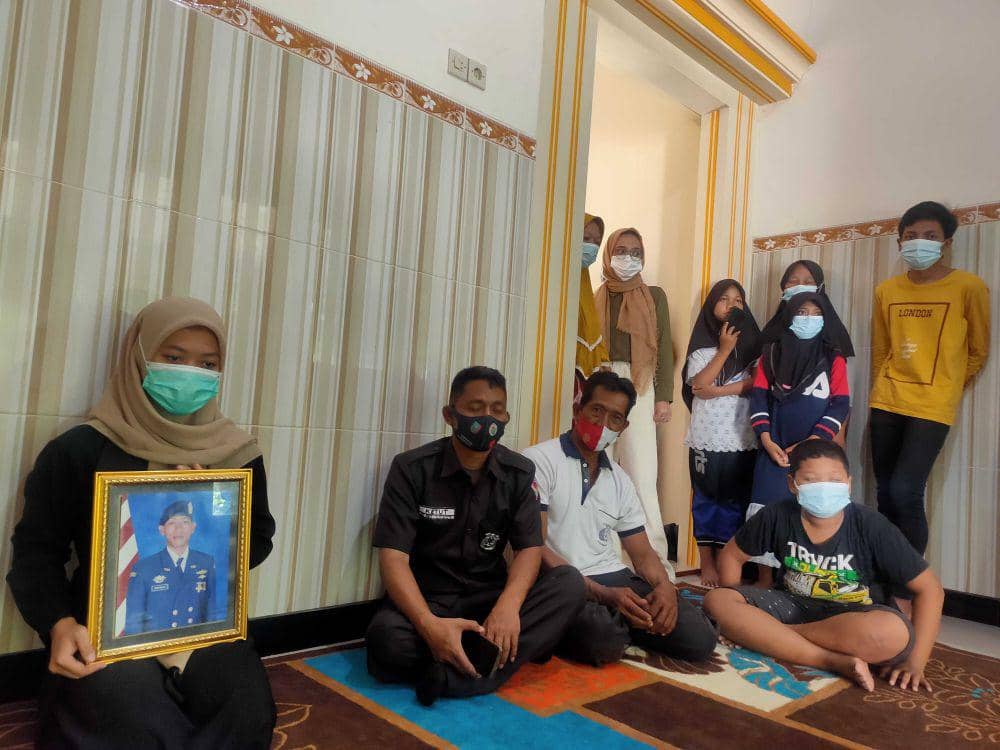 Keluarga besar Deni Richi di rumahnya Jombang. Zainul Arifin